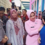 Ketua Yayasan Kemala Bhayangkari Jawa Timur, Yesika Toni Hermanto saat berinteraksi dengan salah satu penghuni pondok Assyifa Ngawi, Jumat (27/1/2023)