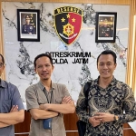 Nang Engki Anom Suseno (pinggir kanan) bersama rekan advokat yang tergabung dalam lembaga hukum W.E.T. Law Institute.