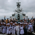 KRI Bung Tomo yang melakukan open ship di pelabuhan Belawan. Tampak anak-anak TK Hang Tuah dan orang tua ketika mengunjungi KRI Bung Tomo.