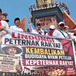 Aksi yang digelar peternak ayam petelur di Kantor Pemkab Blitar.
