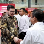 Bupati Kediri Hanindhito Himawan Pramana saat menyalami salah satu ASN. (Ist)