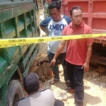 Polisi melakukan olah TKP untuk memastikan kejadian kecelakaan. foto: ZAINAL ABIDIN/ BANGSAONLINE