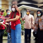 Koordinator Relawan Cegah Covid-19 Kediri, Irma Yulianti saat menyerahkan bantuan disaksikan oleh Kepala Kelurahan Pojok, Kecamatan Mojoroto, Kota Kediri, Erly Maya Muryati (baju batik) dan para relawan. (foto: MUJI HARJITA/ BANGSAONLINE)