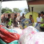 Anggota Polres Trenggalek saat amankan ratusan balon udara dari berbagai wilayah di Trenggalek.