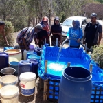 Sejumlah komunitas turut membantu distribusi air besih.
