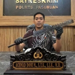 Kasatreskrim Polres Pasuruan AKP Achmad Doni Meidianto saat menunjukkan barang bukti senjata tajam yang diamankan dari tangan tersangka.
