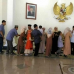 Bupati Indartato saat bersilaturahmi dengan masyarakat pada acara open house. (foto: ist)