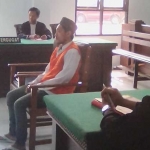 Nisar saat disidang di PN Mojokerto, kemarin. foto: agus supriyanto