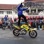 Dua stuntman yang berseragam Dishub Kota Malang mempersembahkan atraksi akrobatik di hadapan Wali Kota Malang Sutiaji dan para tamu undangan Festival Kendaraan Hias tahun 2019 yang digelar di depan kantor Balai Kota Malang, Ahad (25/08). foto: IWAN IRAWAN/ BANGSAONLINE