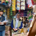 Wakil Perum Bulog Kantor Cabang Kediri, Hestiana Peni Utami, saat mengecek salah satu lapak pedagang di Pasar Pahing. Foto: Ist