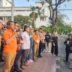 pala Dinas Tenaga Kerja dan Transmigrasi (Disnakertrans) Jatim, Sigit Priyanto bersama Sekretaris KSPI Jatim, Jazuli saat menemui massa. Foto: Devi Fitri Afriyanti/BANGSAONLINE