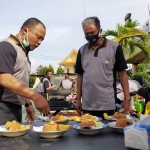 Kapolresta Banyuwangi Kombes Pol Arman saat mencicipi masakan nasi goreng dalam lomba tersebut.