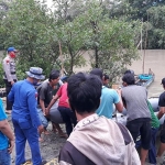 Petugas BPBD beserta Basarnas dan tim gabungan dibantu warga saat mencari korban. foto: ist.