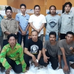 M. Sukoiri bersama para relawan dan kordes di Kecamatan Gresik. foto: ist.