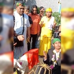 Warga Desa Klampok, Kecamatan Benjeng, Gresik, Saiful Arif (44), saat melakukan ritual menikah dengan kambing. Foto: ist