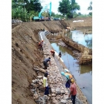 Pembangunan pengendali banjir Kali Welang. Pekerja tampak tidak memperhatikan protokol kesehatan.