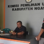 Sosialisasi Perbup Kawasan Tanpa Rokok di Ngawi belum efektif. Salah satunya kantor KPU Ngawi yang belum menyediakan ruangan khusus merokok.