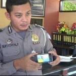 Anggota Polres Ponorogo menunjukkan meme yang diunggah Imelda Syahrul. 