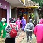 Tim Dinkes Kota Batu saat melakukan pelacakan ke rumah-rumah warga.