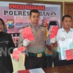 Wakapolres Tuban Kompol Arief menunjukkan barang bukti berupa buku rekening. foto: GUNAWAN WIHANDONO/ BANGSAONLINE