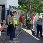 Proses evakuasi nenek penjual telur yang pingsan di pinggir jalan.