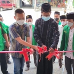 Ketua PC NU Kabupaten Kediri KH. Muhammad Makmun saat memotong pita didampingi oleh Ketua PC GP Ansor Kabupaten Kediri Gus Rizmi (kanan), Dirut PT. Payung Pusaka Rangga Prasetya (dua dari kiri), Pengurus GP Ansor Kabupaten Kediri Sutrisno (paling kiri), serta pengurus GP Ansor lainnya. foto: ist.