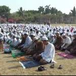 Ratusan siswa MI beserta guru melakukan salat Istisqa di alun-alun kota Lamongan. foto: haris/BANGSAONLINE