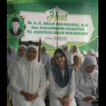 Khofifah bersama Arumi Bachsin saat haul Indar Parawansa, suami Khofifah di kediaman, kawasan Jemursari, Kecamatan Wonocolo. Foto : DIDI ROSADI/BANGSAONLINE