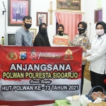 Peringati Hari Ulang Tahun (HUT) Ke-73 Polisi Wanita, Polwan Polresta Sidoarjo melaksanakan kegiatan anjangsana ke rumah purnawirawan polwan di wilayah Kabupaten Sidoarjo, Senin (30/8/2021). (foto: ist)