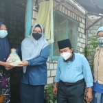 Wabup Bu Min didampingi Koordinator PKH Kabupaten Gresik, Lestari Widodo saat memberikan sembako kepada warga kurang beruntung yang terdampak pandemi Covid-19. foto: SYUHUD/ BANGSAONLINE