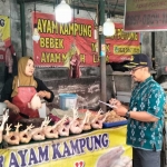 Petugas saat mengecek harga daging ayam di salah satu pasar tradisional. Foto: Ist.