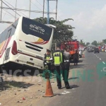Kanit Laka Polres Pasuruan Iptu Marti saat olah TKP bersama beberapa anggota dan mengevakuasi korban. foto: ANDY F/ BANGSAONLINE
