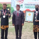 Wakil Bupati RB. Fattah Jasin menerima penghargaan dari LPID Kepada Pemerintah Daerah kabupaten Pamekasan sebagai Pemerintahan Paling Inovatif