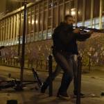 Polisi di Paris saat melakukan penyerbuan. foto: repro mirror.co.uk