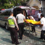 Jenazah korban diangkut dengan mobil ambulans.