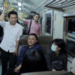 Cawagub Jatim, Emil Dardak berdialog dengan penumpang kereta rel listrik Commuter dari stasiun Gubeng-stasiun Porong.