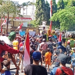 Warga Kroman dan Kemuteran Gresik saat menggelar demo di DPRD Gresik. (foto: SYUHUD/ BANGSAONLINE)