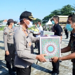 Kapolresta Sidoarjo Kombes Pol. Sumardji saat menyerahkan paket sembako dan APD secara simbolis kepada salah satu petugas Posko Covid-19.