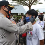 Kapolres Batu AKBP Harviadhi Agung Prathama saat menegur dan memberikan masker kepada pengunjung Pasar Bunga Sidomulyo.