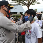 Kapolres Batu AKBP Harviadhi Agung Prathama saat menegur dan memberikan masker kepada pengunjung Pasar Bunga Sidomulyo.