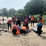 Petugas gabungan saat mengevakuasi jasad korban