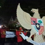 Lambang Garuda Pancasila saat dikirab bersama kirab hasil bumi. foto: Muji Harjita/ BANGSAONLINE.com