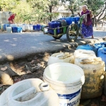 Warga Desa Lumbang, Kecamatan Lumbang sedang antri air bersih. Foto: SUPARDI/BANGSAONLINE