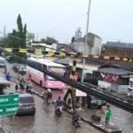 Kondisi jalan yang macet dan tergenang.