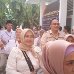 Ketua DPC Gerindra Gresik, Asluchul Alif bersama para caleg saat mendaftar di KPU Gresik