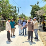 Anggota Komisi I DPRD Tuban saat meninjau salah satu proyek pembangunan infrastruktur jalan
