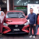 Branch Manager Karunia Motor Pamekasan Purwa Sigit bersama karyawan dan media.