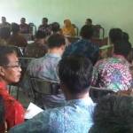 Rombongan Sekda saat sidak di Dinas Pendidikan. (foto: faisal/BANGSAONLINE)
