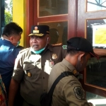 Suasana saat dilakukan penutupan dan penyegelan Cafe and Resto Wiraraja yang berada di Kecamatan Tlanakan, Kabupaten Pamekasan.