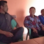 Dari kiri, adik ipar Sabikan, Kamituo Saiul Nizar, dan Ketua RW 5 Dusun Kedok Suripto. foto: BAMBANG DWI JULIANTO/ BANGSAONLINE